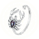 Anel signo de escorpião em Prata Esterlina 925 com acabamento oxidado e zircônia arco-íris, design vintage e imponente, joia exclusiva Zéllora®.