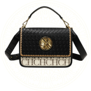 Bolsa feminina elegante estilo box com estampa CH em relevo, material sintético preto estruturado, alça dourada e fecho metálico – Zéllora®.