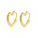 Brinco Nour Zéllora® em formato de coração, feito em prata esterlina 925 com banho de ouro 14K. Joia feminina romântica e hipoalergênica estilo huggie.

