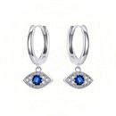 Brinco pingente em formato de olho azul com zircônias, feito em prata esterlina 925, inspirado no símbolo de Hórus — joia mística da Zéllora® com design geométrico e brilho encantador.

