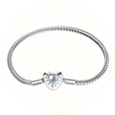 Pulseira feminina em Prata Esterlina 925 com pingente de coração central cravejado com pedra da lua e inscrição “Forever Love”, joia romântica e delicada da Zéllora®.

