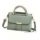 Bolsa feminina verde claro com alça superior dourada e design flap minimalista, da coleção Zéllora Coutore – elegância estruturada em couro sintético.

