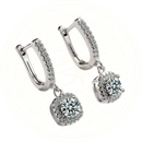 Brincos de argola femininos Zéllora em prata esterlina 925 com zircônia de 2ct, design delicado estilo huggie, acessório de luxo para festas e ocasiões especiais.