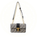 Bolsa baguette feminina Zéllora em couro sintético de microfibra, estilo sofisticado e contemporâneo, ideal para ocasiões elegantes.