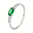 "Anel Zélia em Prata Esterlina 925 com Zircônia Verde – Estilo romântico e delicado, ideal para noivado, casamento e festas."
