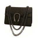 Bolsa Zéllora Noctelle quadrada estruturada com estampa de cobra e alça de corrente, estilo retrô sofisticado da coleção Zéllora Coutore.

