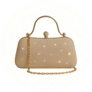 Bolsa Nyxelle Zéllora com abertura estilo concha e alça de corrente dourada, ideal para eventos noturnos, com acabamento elegante em couro sintético.

