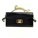 Bolsa feminina Delyss Zéllora com formato retangular moderno, acabamento em TPU, fivela metálica frontal e corrente decorativa, ideal para festas e ocasiões elegantes.

