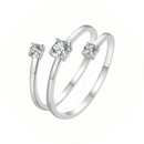 Anel de noivado multicamadas Ísis Zéllora® com três moissanites em corte redondo, feito em prata esterlina 925 com design clássico e sofisticado