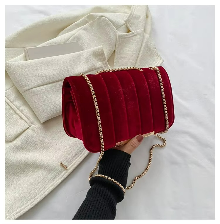 Bolsa Tiracolo Feminina em Veludo Sintético Premium – Ravènne Zéllora