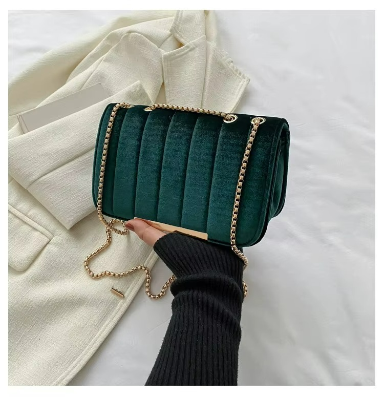 Bolsa Tiracolo Feminina em Veludo Sintético Premium – Ravènne Zéllora