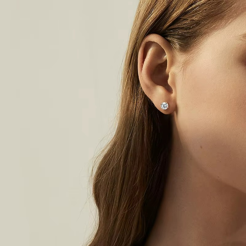 Brinco em Prata 925 Esterlina Banhada a Ouro com Moissanite – Auralis Zéllora®
