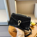 Bolsa Tiracolo Feminina Textura Croco com Corrente Dourada – Caelys Zéllora®