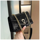 Bolsa Tiracolo Feminina Textura Croco com Corrente Dourada – Caelys Zéllora®